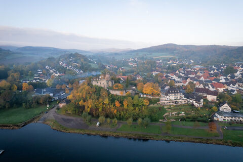 Luftaufnahme Burg Polle im Herbst mit Weser