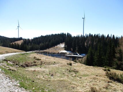 Windpark , kleiner Stausee