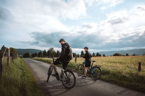 Biker im Feld auf der GeoRadroute Ruhr-Eder