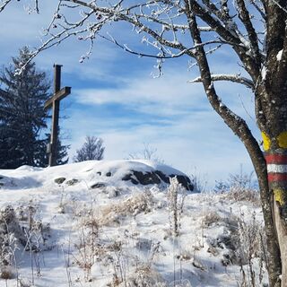Masenberg Gipfelkreuz Winter mit Markierung in der Oststeiermark