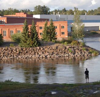 Die Gebäude der Papierfabrik Anjala befinden sich am Ufer des Wasserfalls Ankkapurha am Fluss Kymijoki.