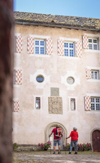 Wanderer vor Wasserschloss Glatt