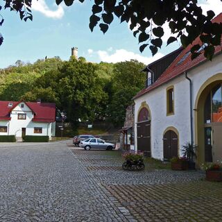 Platz vor der Kulturscheune mit Blick zur Burg