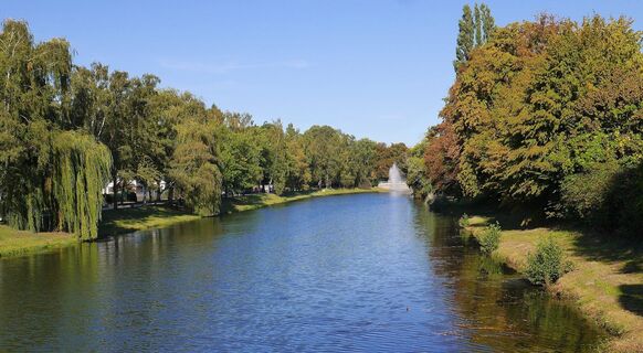 An Wallanlagen in Herford entlang fahren