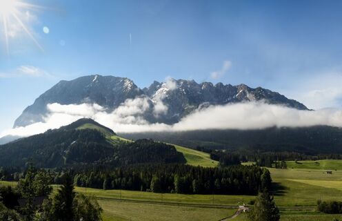 Blick zum Grimming, im Vordergrund der Kulm mit seiner Naturflugschanze