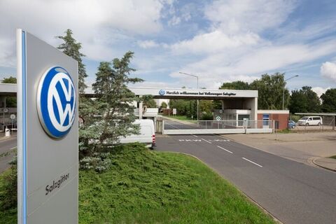 Einfahrt zum VW Motorenwerk in Salzgitter