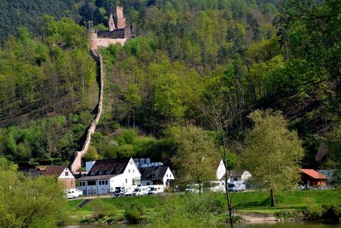 Zu Füßen der Freudenburg, gelegen am Main der Wohnmobilstellplatz Freudenberg
