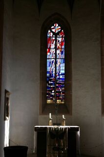 Altar und Fenster in der Sulzer Kapelle