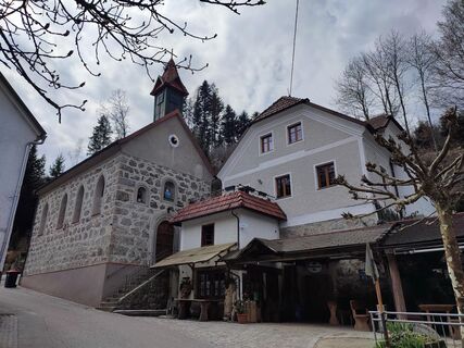 Start in Kneiding neben Kirche und Wirt