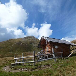 Die Schutzhütte unterhalb des Klinglertörls. Im Hintergrund der Hochkogel.