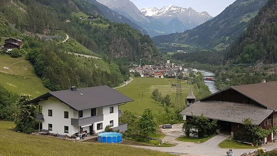 5.0 km Trin-Kapelle, im Hintergrund Huben