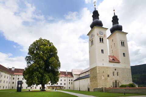 Hotelansicht-Stiftstürme-Jufa-Hotel-Stift-Gurk