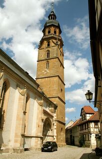 Der Turm der Stadtpfarrkirche von Bad Königshofen dient uns als Orientierungspunkt.