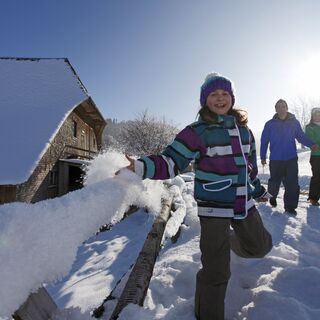 Kinder bei einer Winterwanderung