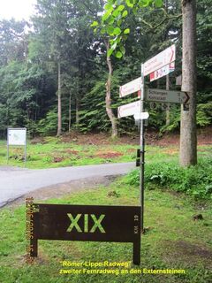 Kreuzungspunkt touristischer Rad- und Wanderwege an den Externsteinen