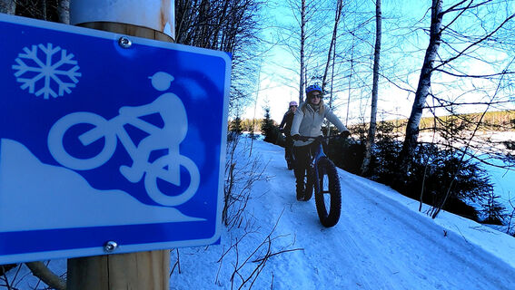 Die Wegmarkierung auf der Winterfahrradroute ist ein blau-weißes Quadrat.