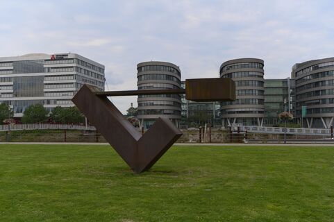 Skulptur "Schwebend" von Menashe Kadishman