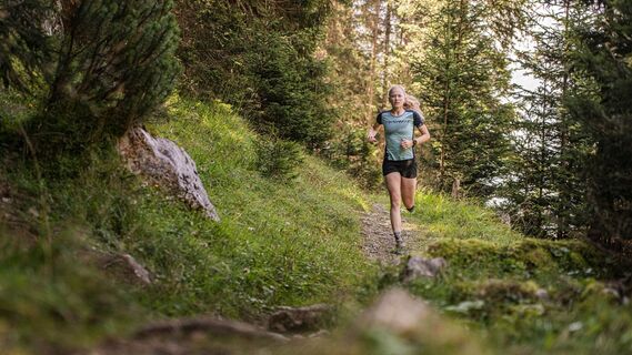 Trailrunning in der Region Seefeld - Läuferin auf Trail im Wald.jpg