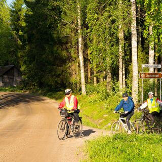 Radfahrer auf einem Schotterweg