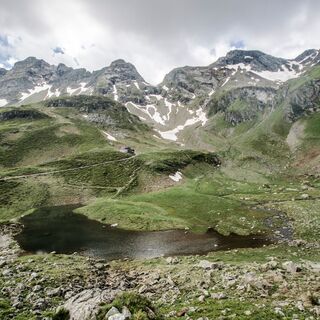 Blick auf die Keinprechthütte mit dem Hüttensee - ringsum das historische Bergbaugebiet
