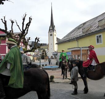 Ein besonderes Erlebnis  vor der Pfarrkirche in Abtenau: die hl. Drei Könige ziehen hoch zu Roß durch den Ort.