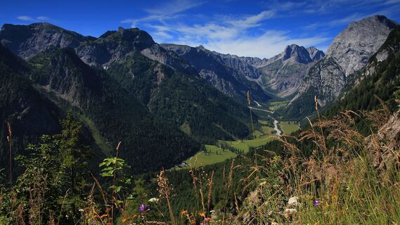 Blick von der Wanderung zum Feilkopf auf das Falzthurntal und Falzthurnalm