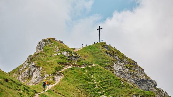Wanderer auf dem Weg vom Seefelder Joch zur Seefelder Spitze - Gipfelkreuz der Spitze im Blick.jpg