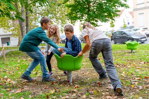 Auf geht's mit den Drehtellern am kindergerechten Stadtspaziergang