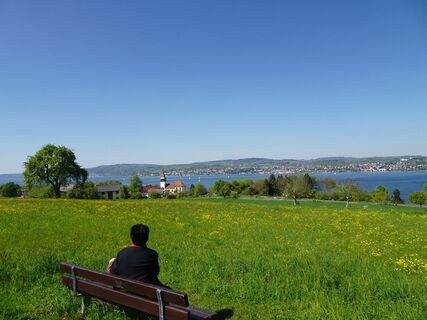 Bank am Wegesrand mit Blick auf den Überlinger See