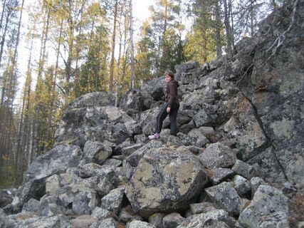 Steinfelsen entlang des Sininen Polku
