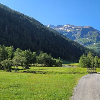 Idyllischer Wander- &amp; Bikeweg mit Rastplätzen