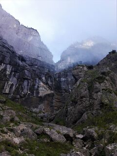Der Beginn des Wasserfallwegs. Blick zum Wasserfall