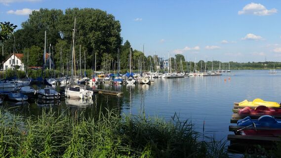 Segelboote am Steg