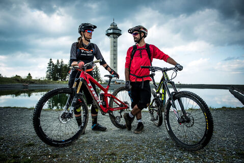 Mountainbiker am Bergsee auf dem Ettelsberg mit Hochheideturm