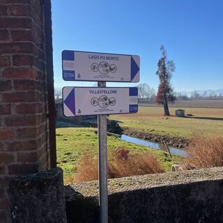Der piemontesische blaue Weg in Borgo Cornalese