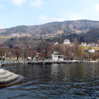 Der Weg führt von der Seepromenade zur Wallfahrtskirche Maria Hilf.