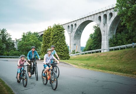 Familie auf Bikes am Viadukt in Willingen