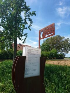 Zahlreiche Infotafeln entlang der Tour berichten vom Winzerhandwerk und den verschiedenen Rebsorten