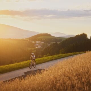 Radfahren in Zöbern, Blick auf Maierhöfen und Wechsel