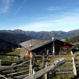 Die herrlich gelegene Weißalm (1724 m) in Blickrichtung Hohe Tauern.