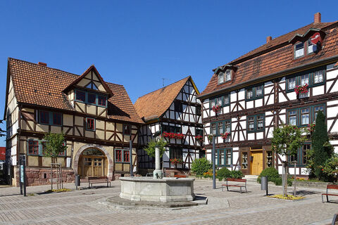 Markt in Gerstungen mit Storchenbrunnen