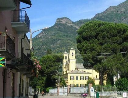 Der Berg Castelluzzo, gesehen vom Zentrum von Torre Pellice