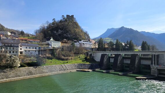 Über dem Wasserkraftwerk Losenstein thront die Burgruine