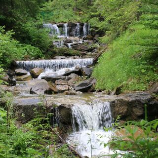 Bergbach durch die Höllschlucht