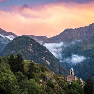Kirche St. Agnes bei Sonnenuntergang