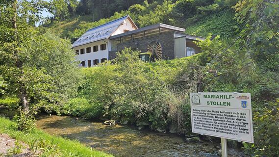 0.4 km Schaubergwerk Atzberg