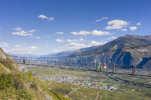 Die 92 Meter lange Hängebrücke bietet einen einzigartigen Blick auf die Rhonetalebene.