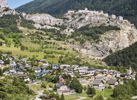 Blick auf das Dorf Avrieux mit den Forts von Esseillon, die im Hintergrund dominieren