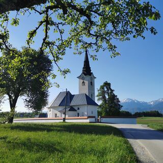 Srednja Dobrava, Kirche