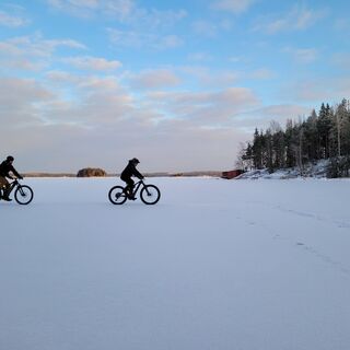 Zwei Radfahrer auf dem Eis des Saimaa-Sees